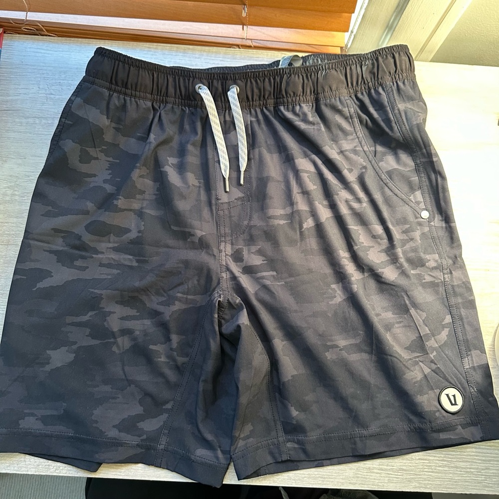 Vuori Kore Short- 7”- Black Camo- Lined